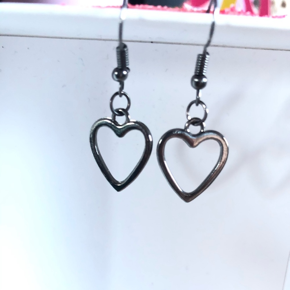 Vintage Never been worn Heart Earrings ❤️